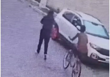 Noticias urgente mulher reage assalto Professora reage a assalto, dá 'bolsadas' e derruba ladrão, que foge correndo: 'Esses bandidos só assaltam mulheres' violencia, assalto, jaboatão